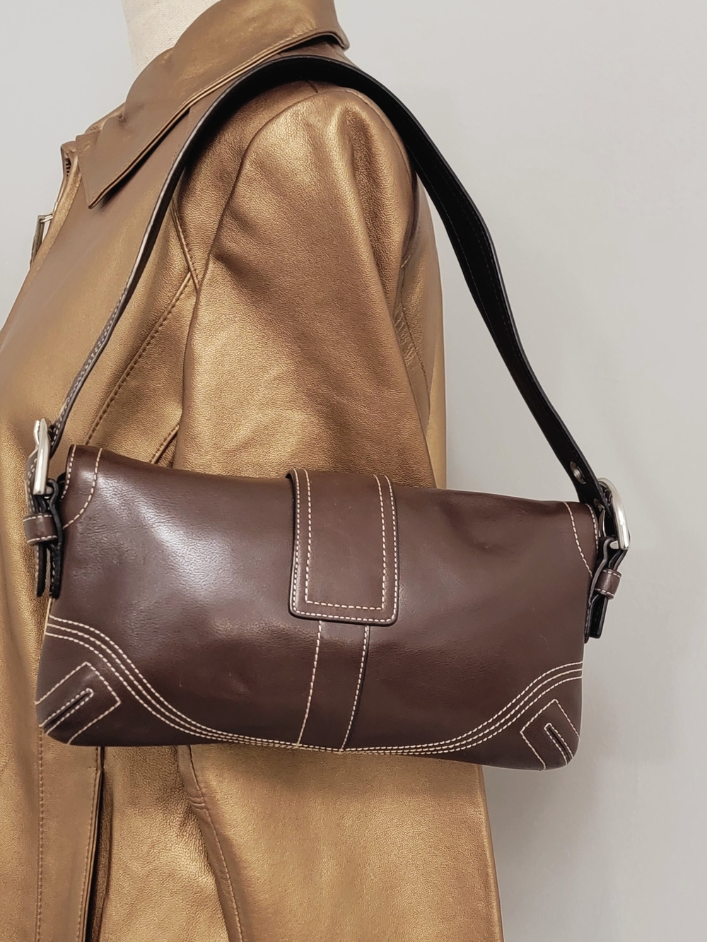 Vtg 2004 Coach Soho Dark Brown Leather Flap Baguette Bag 9212 - Picture 2 of 11